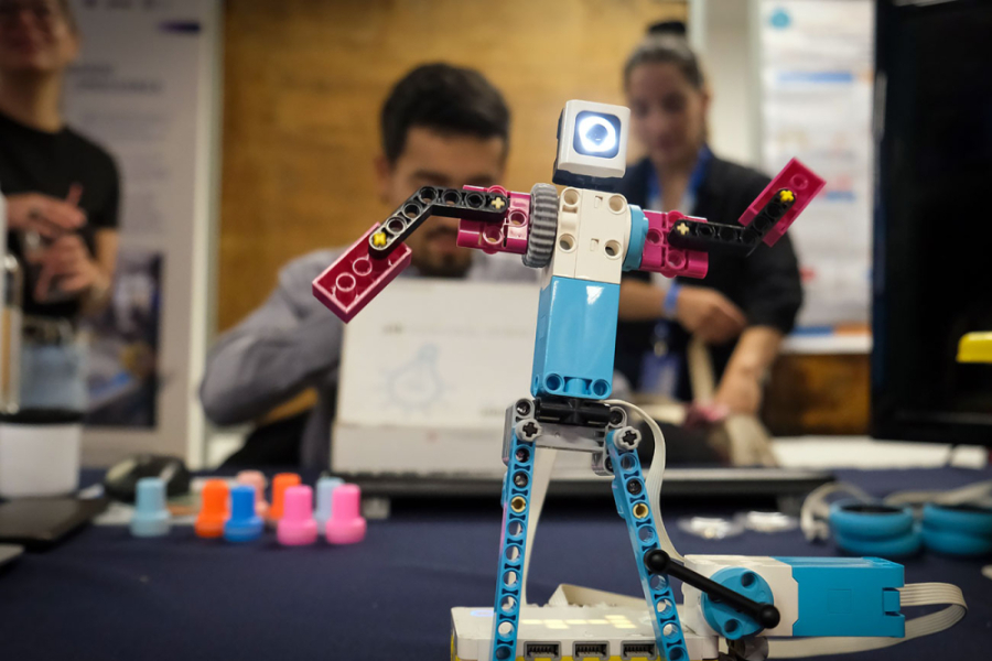 La foto muestra un robot de lego