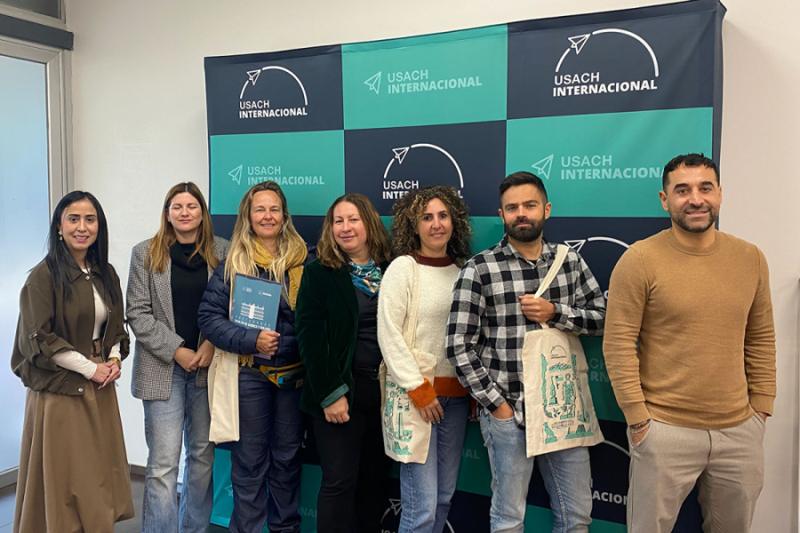 En la fotografía aparecen académicos e investigadores del LGM de la Usach y del Departamento de Química Orgánica de la Facultad de Farmacia de la Universidad de La Laguna