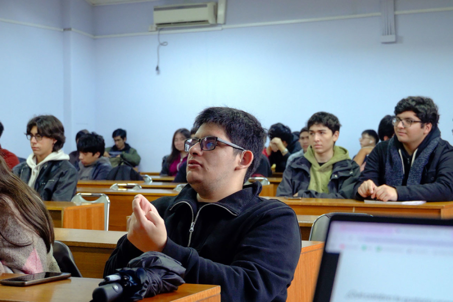 En la fotografía aparece el estudiante usach junto a sus compañeros en una sala de clases
