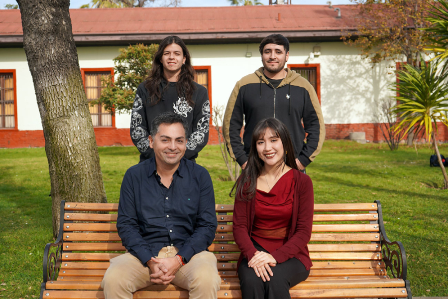 En la imagen aparece Juan Venegas, investigador doctoral del Departamento de Ingeniería Industrial y  los estudiantes Belén Salazar de Ingeniería Civil en Ambiente, Matías Nadinic de Ingeniería Civil en Geografía y Matías Yáñez del Magíster en Ingeniería Informática.