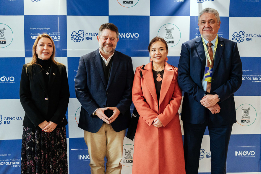 La imagen muestra a las autoridades que asistieron al evento. De izquiera a derecha Andrea Mahn, Claudio Orrego, Sandra Díaz y el rector Pedro Palominos