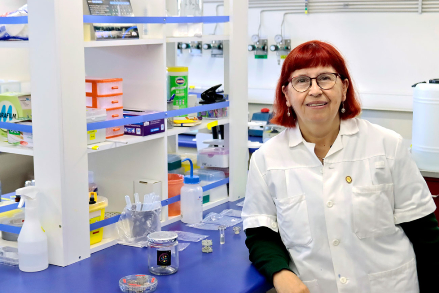 En la imagen aparece la profesora Jenny Blamey. Está vestida con un delantal blanco y posa en su laboratorio.