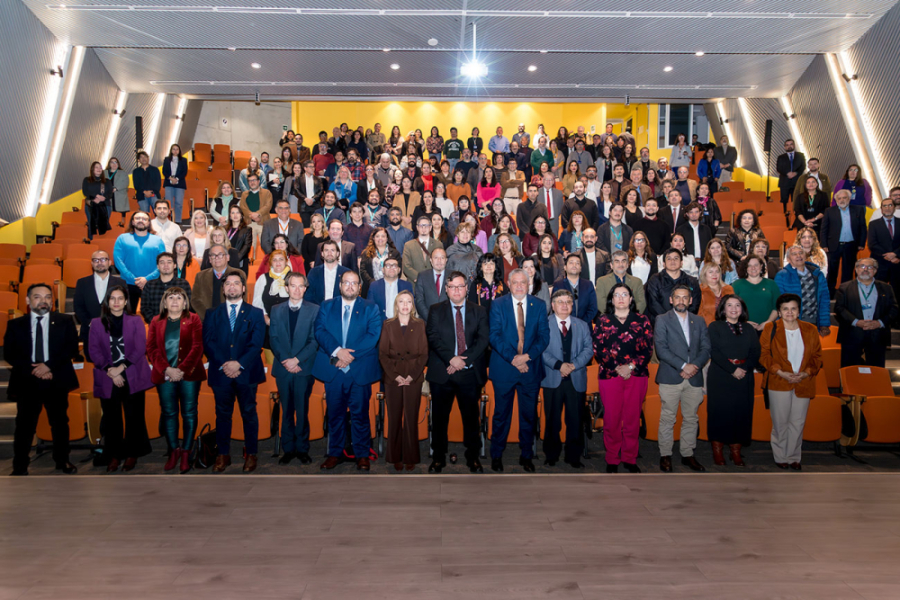En la fotografía aparece el Rector Palominos junto a altas autoridades de la Usach en el Auditorio FAE