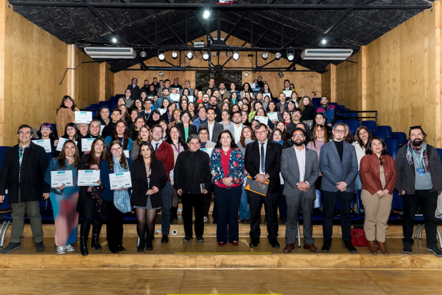En la imagen aparece participantes del evento en el Sala Víctor Jara