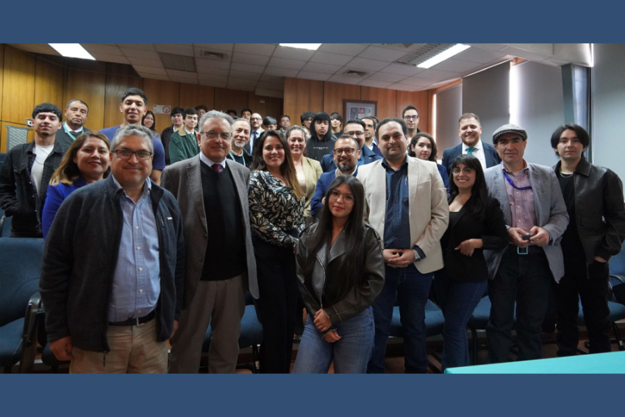 En la imagen aparecen académicos y estudiantes del programa que se encuentra ee aniversario. Son alrededor de 50 personas que posan a la cámara.