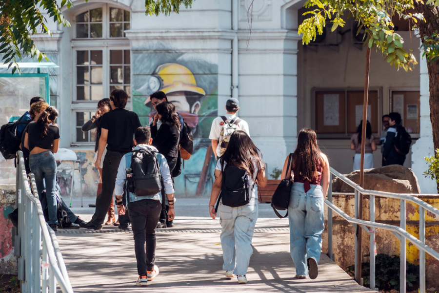 En la imagen aparecen estudiantes Usach caminando y compartiendo en el sector de las escuelas de Periodismo y Psicología.