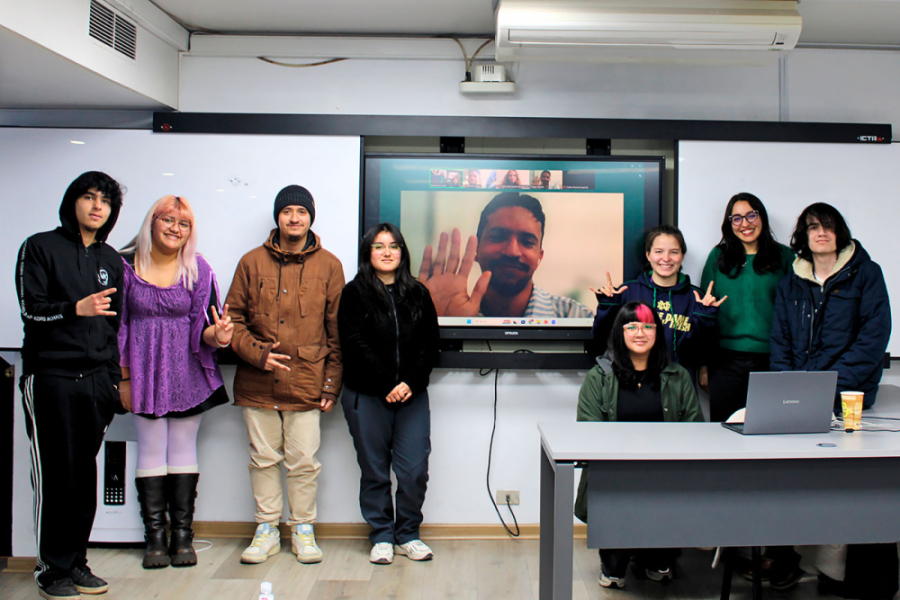 En la imagen aparece el profesor brasilero de manera telemática junto a los estudiantes del DLL en formato presencial.