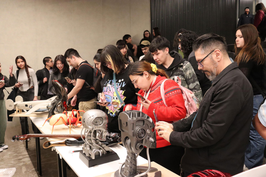 En la imagen aparecen varios estudiantes y académicos manipulando y exhibiendo interesantes prototipos