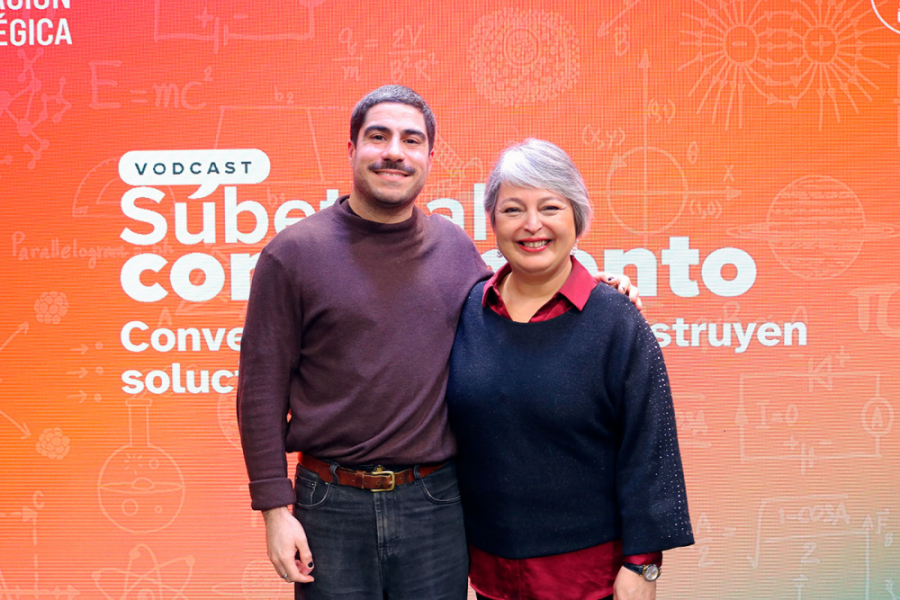 En la imagen aparece la académica Usach Jeannette Jara junto al conductor del programa Joaquín Martín
