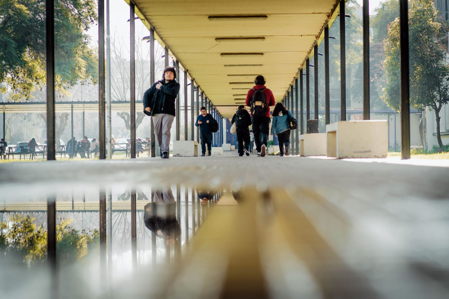 En la imagen aparece uno del os pasillos centrales que conducen a la Casa Central de la universidad. Sobre ella avanzan estudiantes de la Usach.