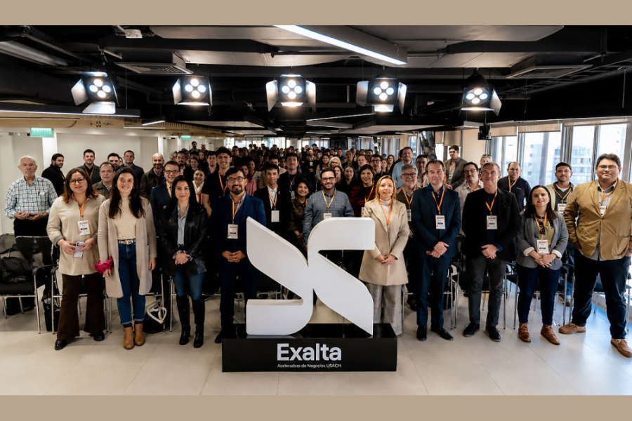 En la imagen aparece la Dra. Andrea Mahn Osses, vicerrectora de Investigación, Innovación y Creación  junto a altas autoridades y asistentes al evento. Son alrededor de 50 personas que posan a la cámara.