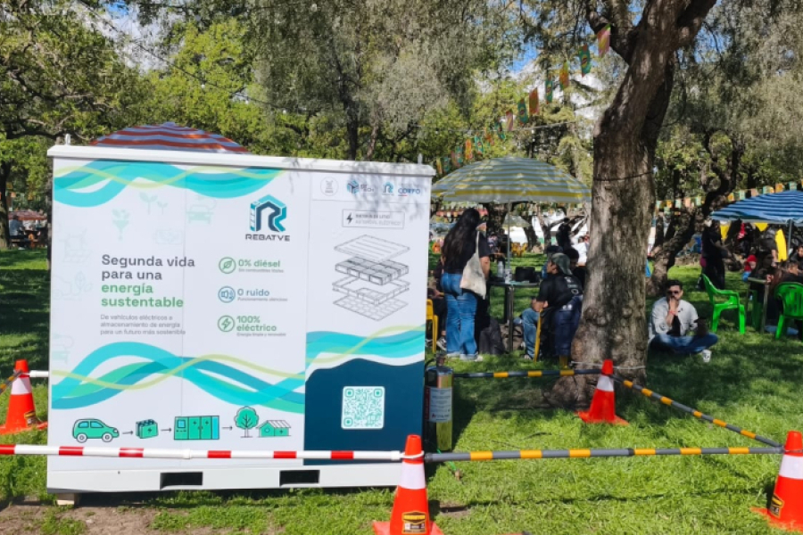 En la imagen aparece un informativo plegable de Rebatve (Reutilización Avanzada de Baterías de Vehículos Eléctricos para Almacenamiento de Energías Renovables) 