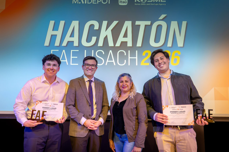 En la foto aparece eldecano de la FAE junto a los ganadores del evento