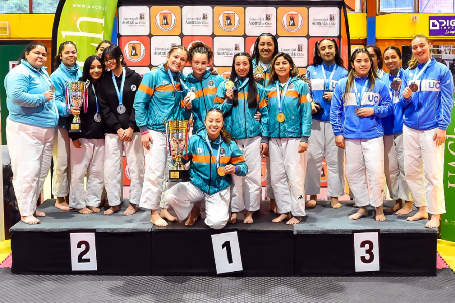 En la imagen aparecen en el podía las nuevas campeona nacional de Judo universitario, estudiantes de la Usach. Aparecen mostrando sus medallas. 