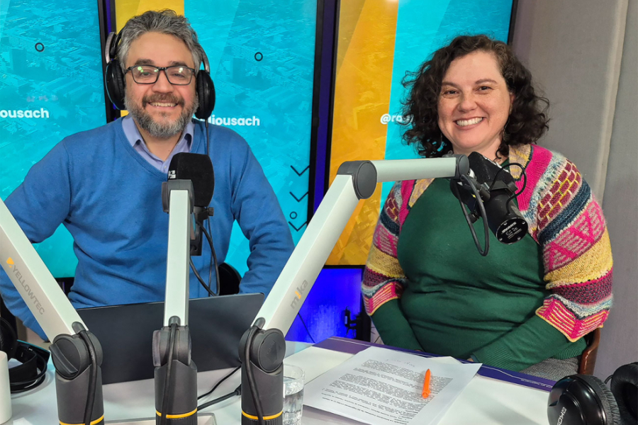 En la imagen aparecen la Vicedecana de Docencia y Formación Profesional de la FING, Dra. Karina Barbosa, junto al conductor de radio Usach, el periodista Rodrigo Alcaíno