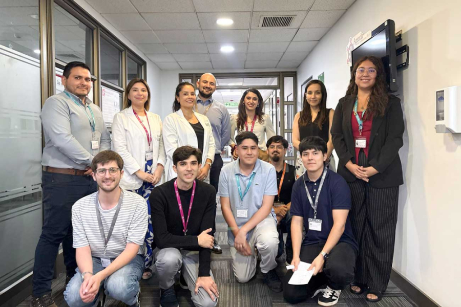 Estudiantes Usach aparecen en la fotografía juntos a médicos de la Clínica Dávila.