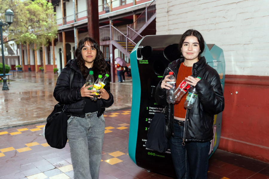 En la imagen aparee dos estudiantes de Redciclach mostrando el contenedor inteligente que crearon y que se encuentrar en la Escuela de Artes y Oficios