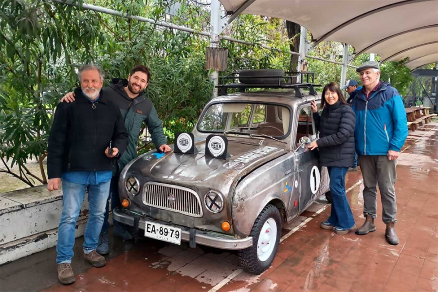 En la imagen aparece la Renoleta refaccionada junto a académicos Usach y representantes del Museo Interactivo del Automóvil. La Renoleta es de color plateado y lleva el número 1 en negro en un círculo blanco.