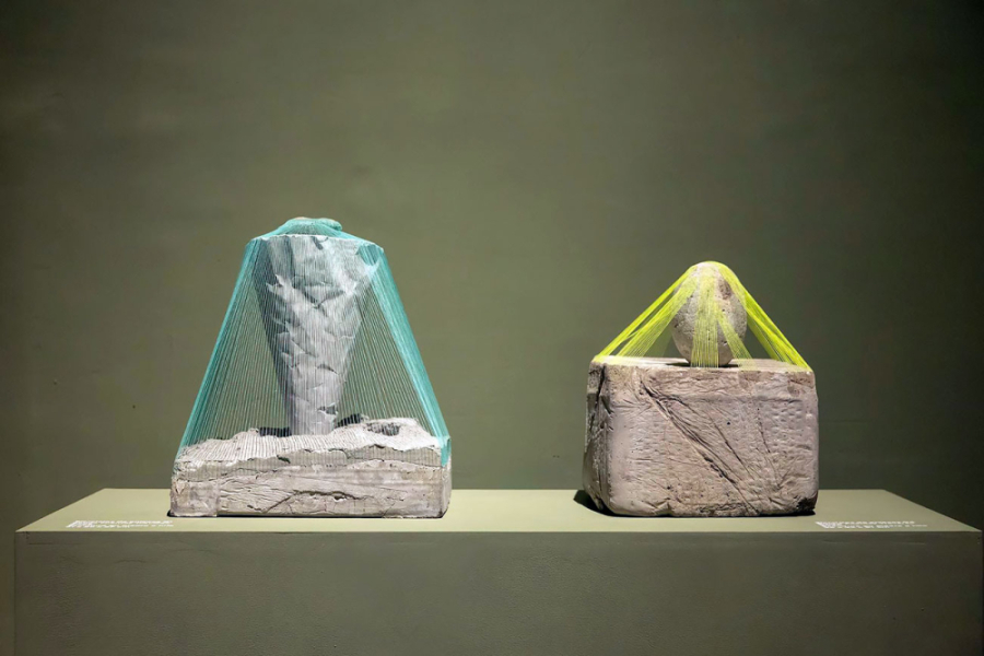 En la imagen aparece dos esculturas de la exposición.