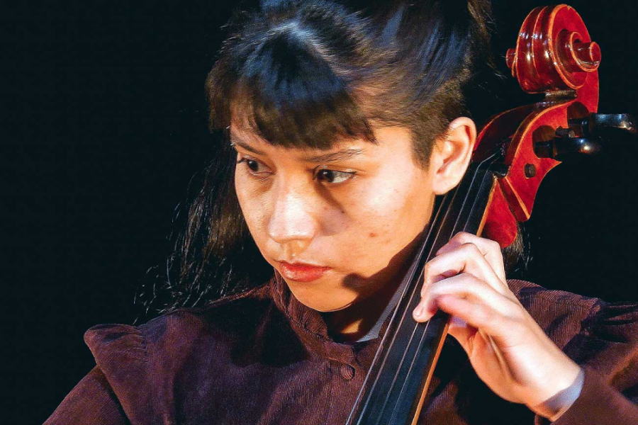 En la imagen aparece la violoncellista de la Orquesta Clásica Usach tocando su instrumento.