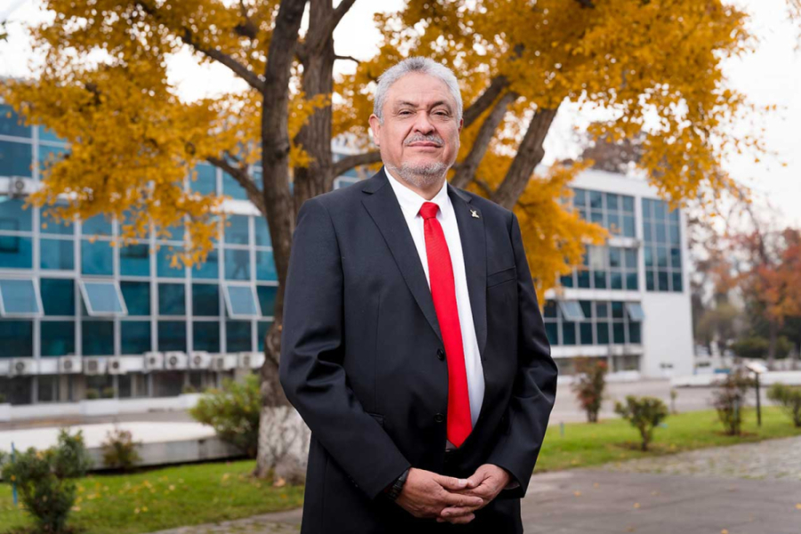 En la imagen aparece el Rector Usach, Dr. Pedro Palominos Belmar en el frontis de la Universidad.