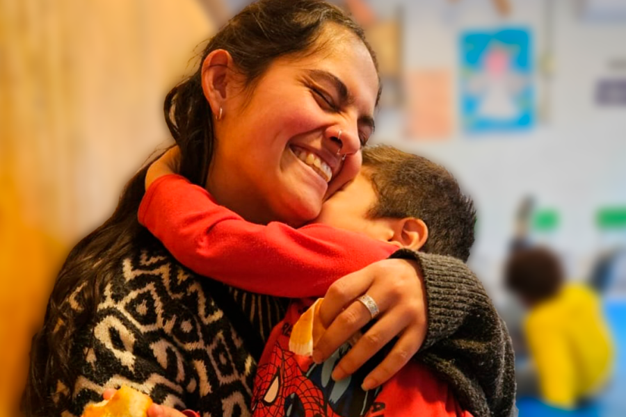 Mujer abrazando a un niño