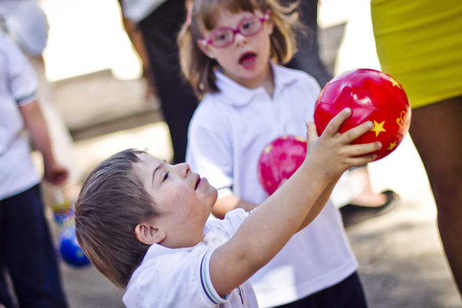 Niños juegan en el colegio.