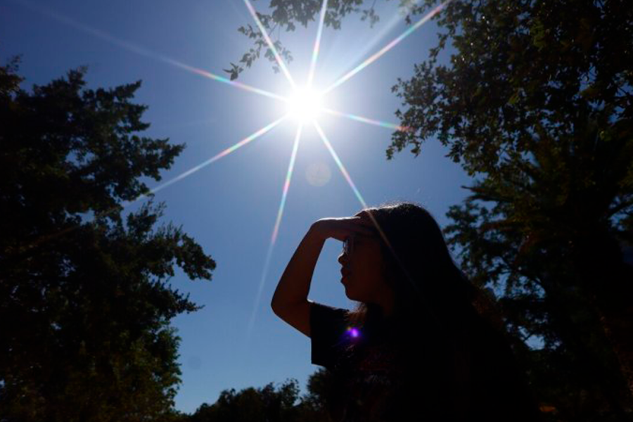 Mujer tapándose el sol en la cara 