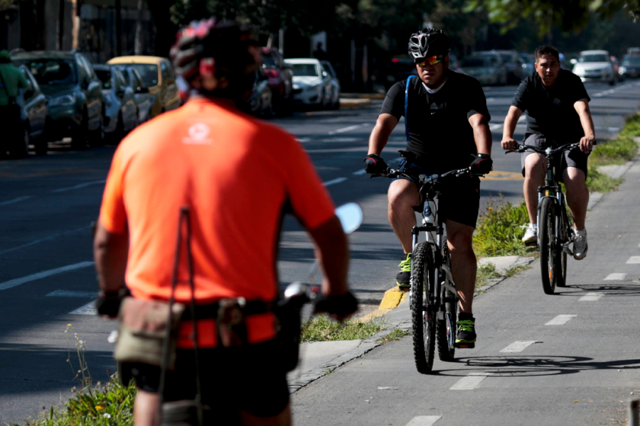 Ciclistas en ciclovía