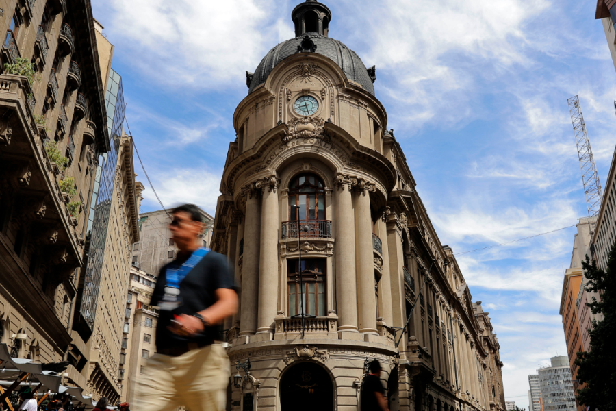 Persona caminando frente al edificio de la Bolsa