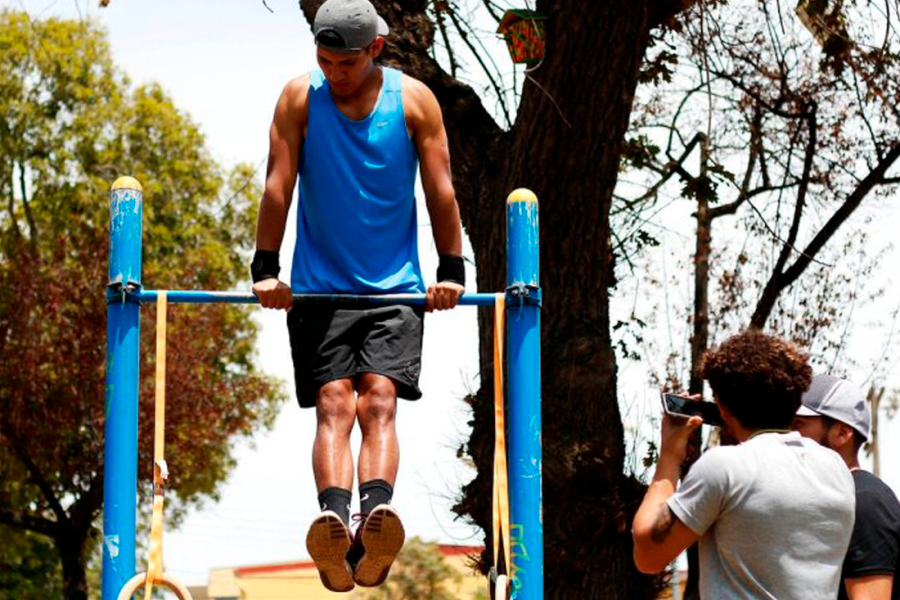 Joven practicando calistenia.