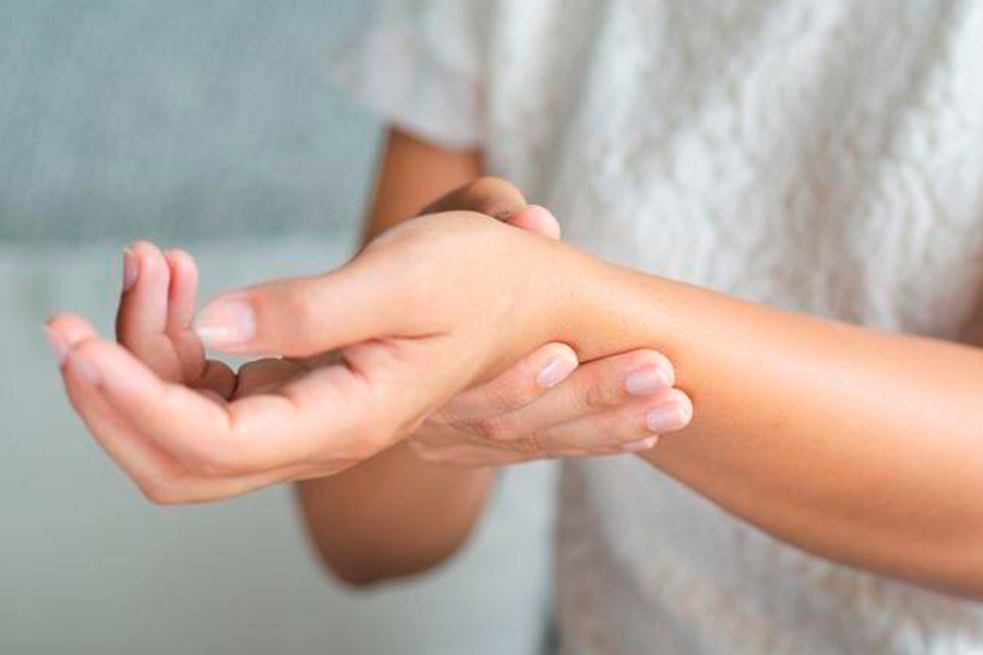 Persona tomándose la muñeca.