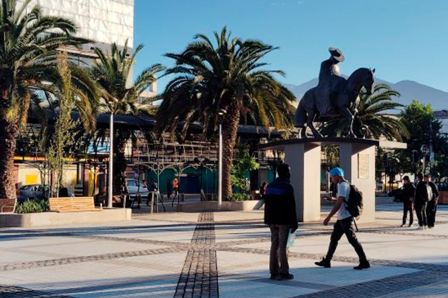 Personas circulando por una plaza.