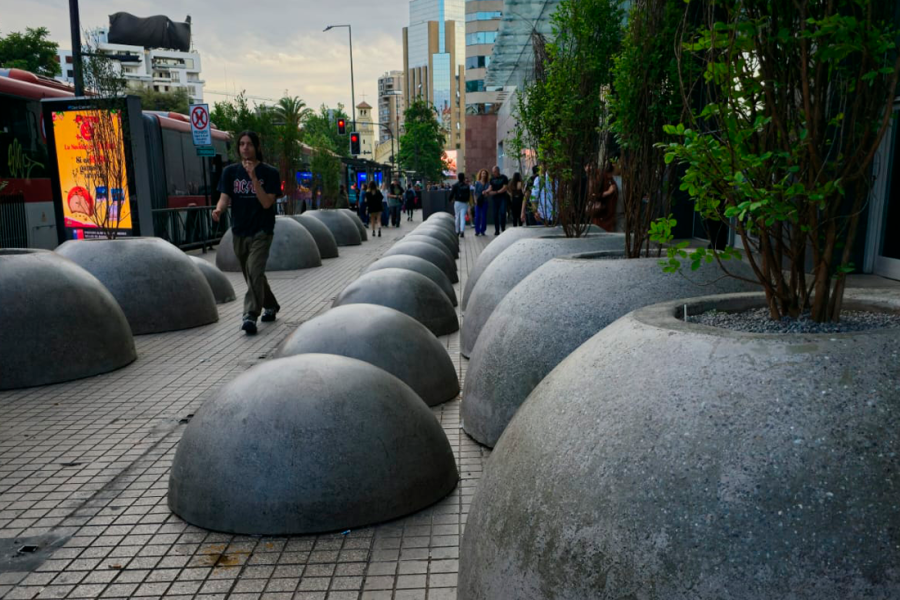 Botones instalados en la calle