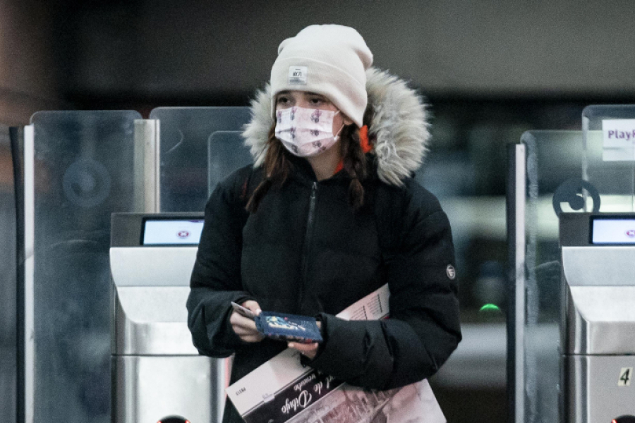 Mujer con mascarilla